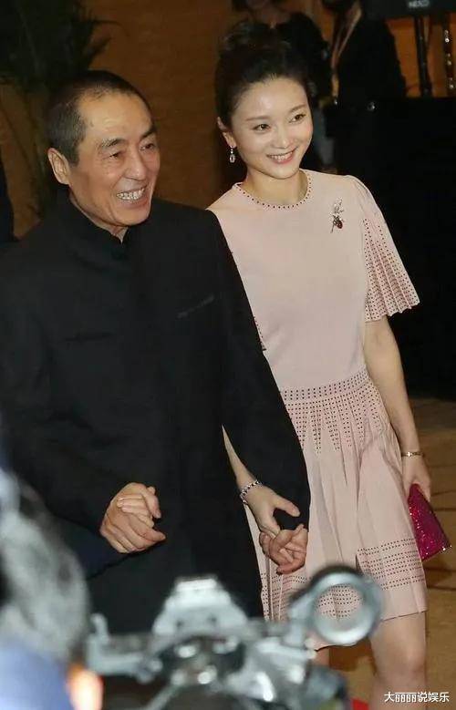 终于明白,当初在一起相爱8年,张艺谋为何不娶巩俐的真实原因了_中戏