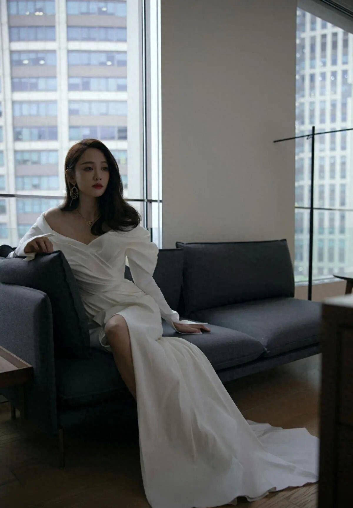 陈乔恩身材低调,一袭银白色低胸裙秀出傲人身材,魅力十足!