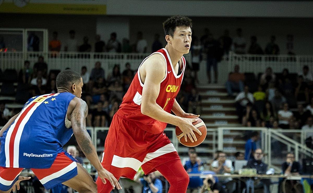 我们男篮出征菲律宾男篮世界杯,老将周鹏继续出任球队队长_身高_球员