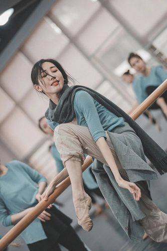 朱洁静仍然没有变化,把矫情又带进了《浪姐3》_舞蹈_节目_金星