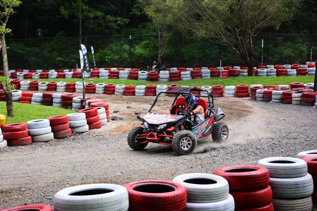 在5000㎡的场地上,我们规划了一个越野俱乐部和一个儿童卡丁车赛道.