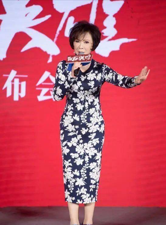 61岁蔡明太敢穿!