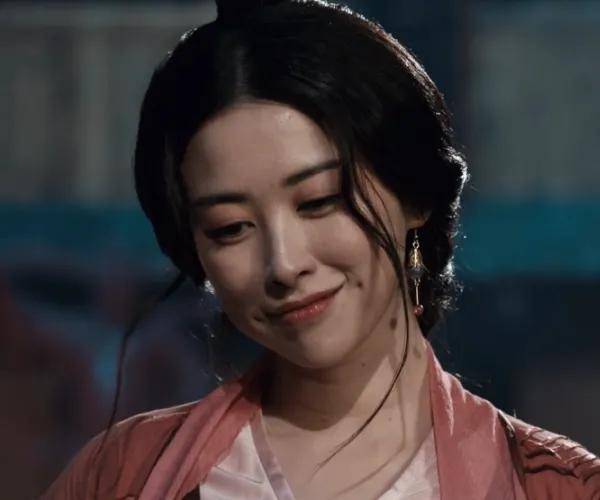 仅仅一个出场就把康敏妩媚演绎得淋漓尽致,另一个角色就是徐冬冬饰演