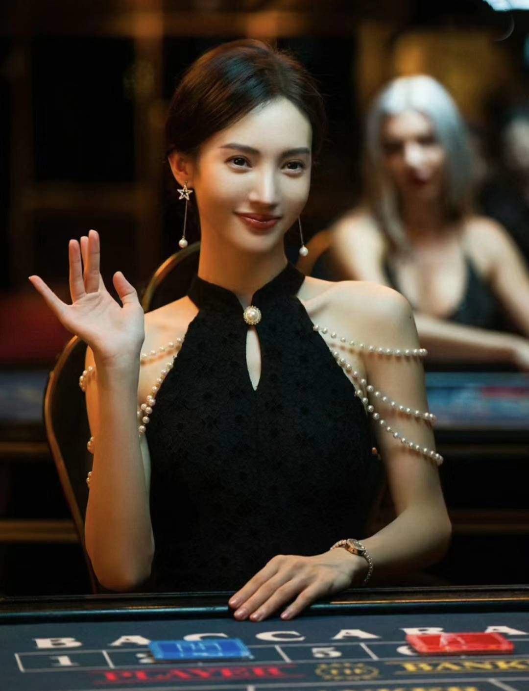 金晨饰演的美女荷官安娜,因极度缺钱,突然被裁,为了帮助家人还清债务