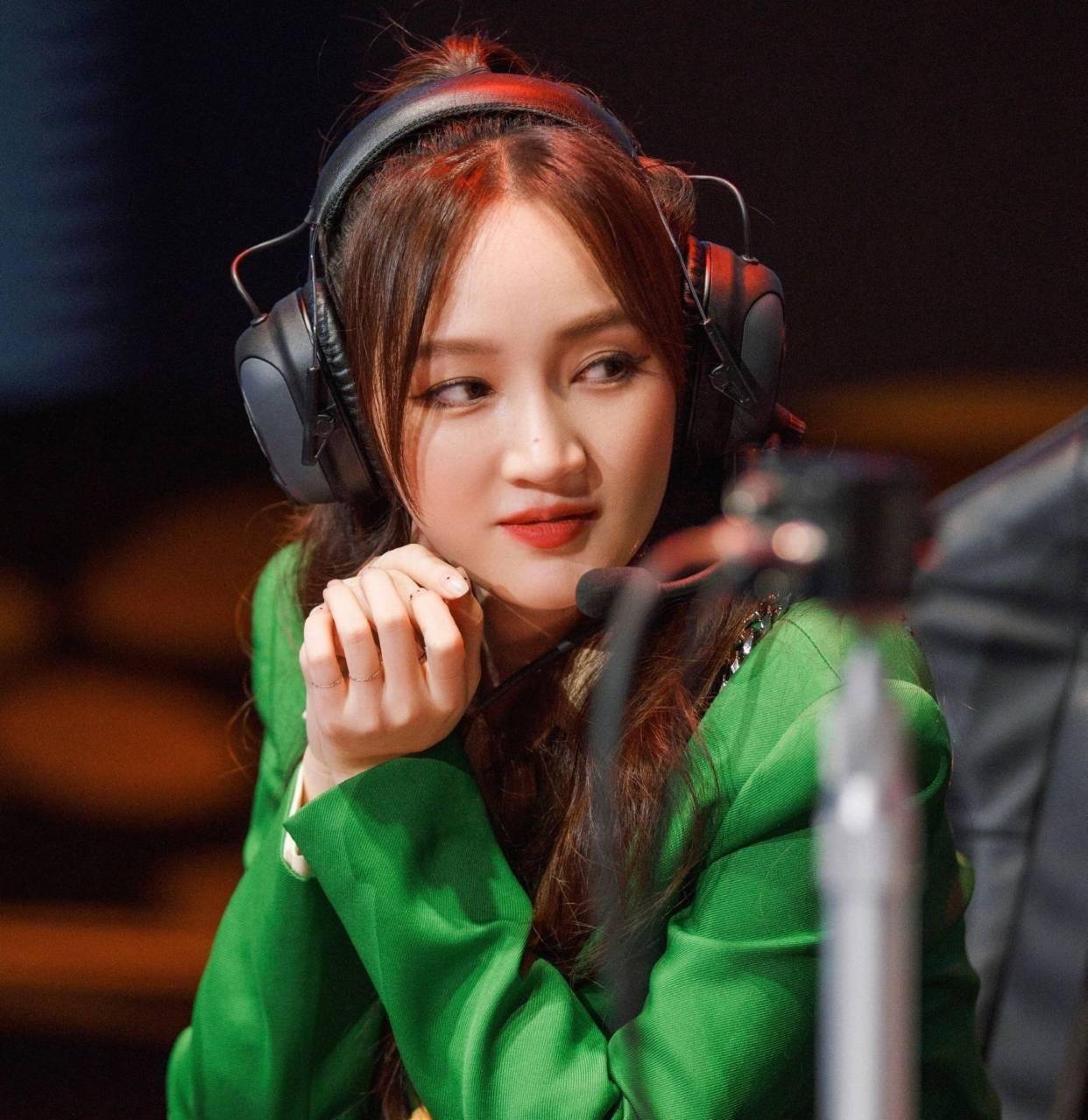 不仅模仿张含韵嗲音,还嘲笑其游戏水平菜_网友_开心_吐槽