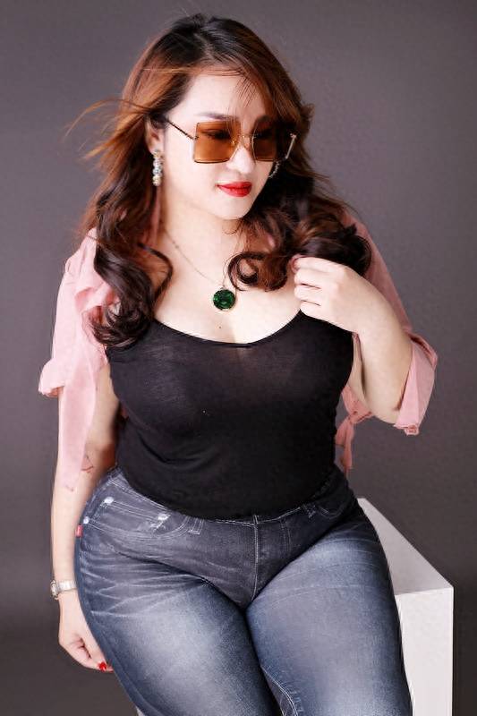 31岁梁丽莎俨然一副贵妇旺夫相,北京出席活动衣服难掩盖欧式身段_气质