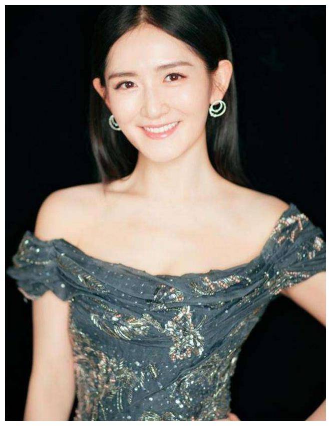 谢娜17岁旧照曝光,五官稚美满脸胶原蛋白,获表演冠军看镜头腼_时候