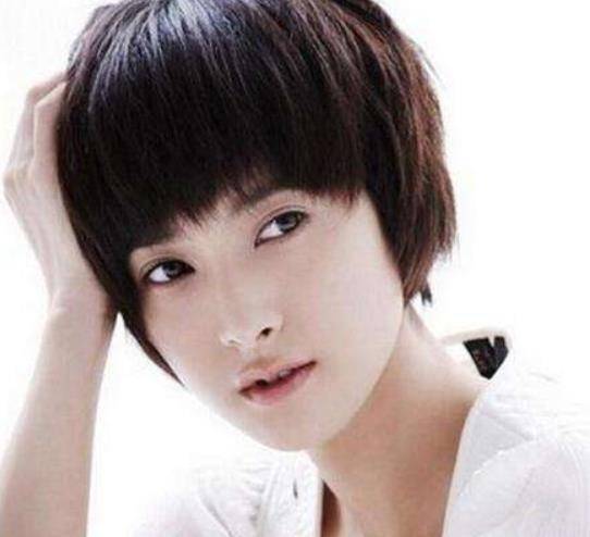 出身的李佳则比不上自己的丈夫,不过曾经也是势头大好,她曾经和与赵薇