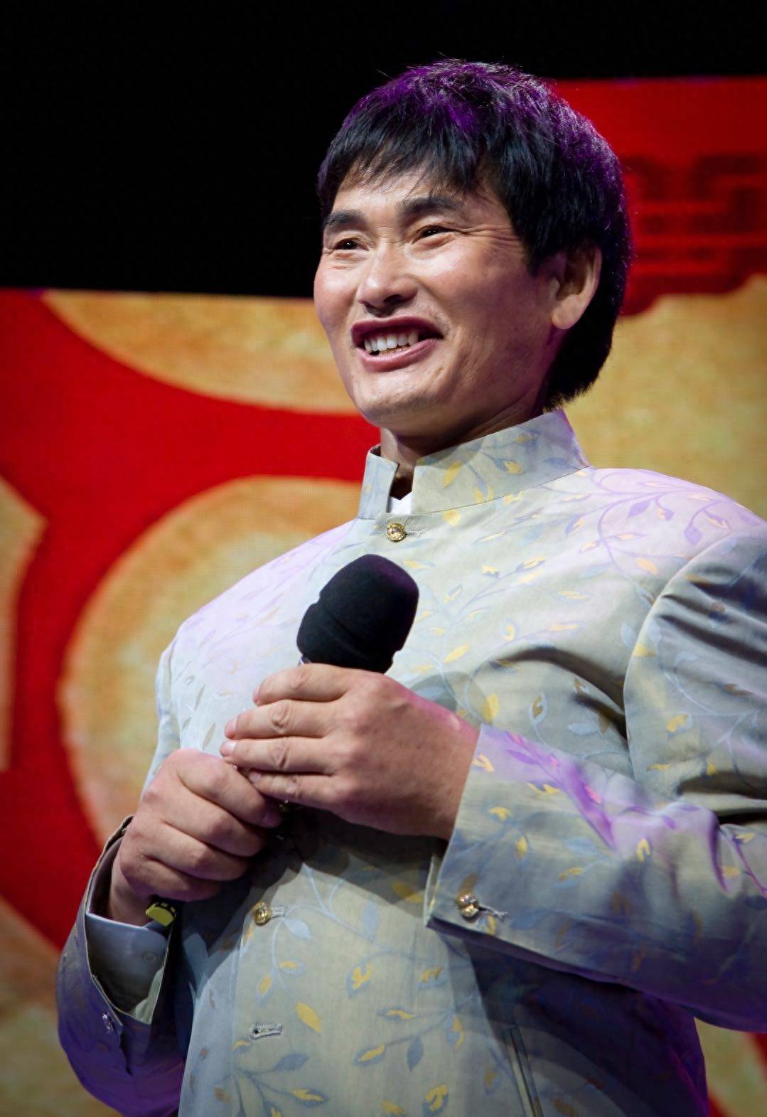 大衣哥北京"豪宅"被曝光,网友:想不到竟是这种人!_朱之文_时候_舞台