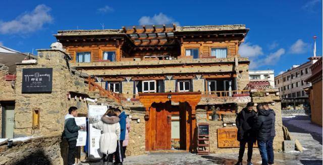 丁真此前没有接受过好的教育,他只是一个贫困地区