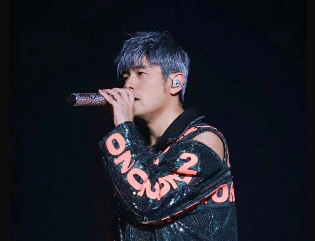 墨镜耍酷照,连拍照手势都跟周董一样,不愧是亲生的_周杰伦_孩子_家庭