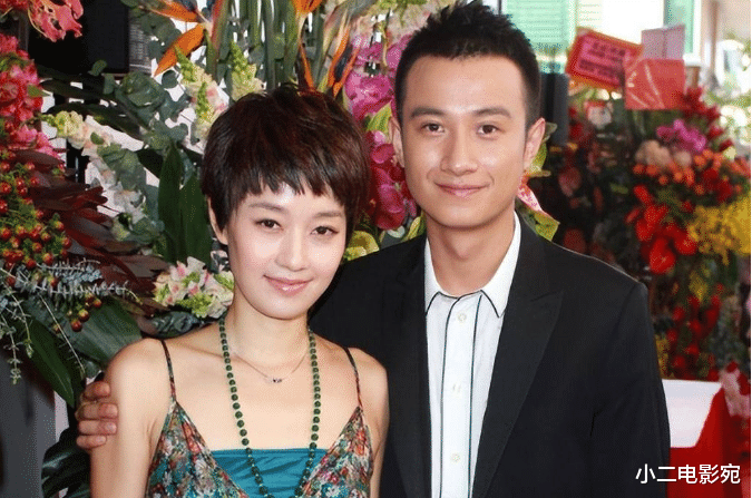 马伊琍一家5口罕露面,文君竹高颜值长腿吸睛,文章近况却显落寞_姐姐