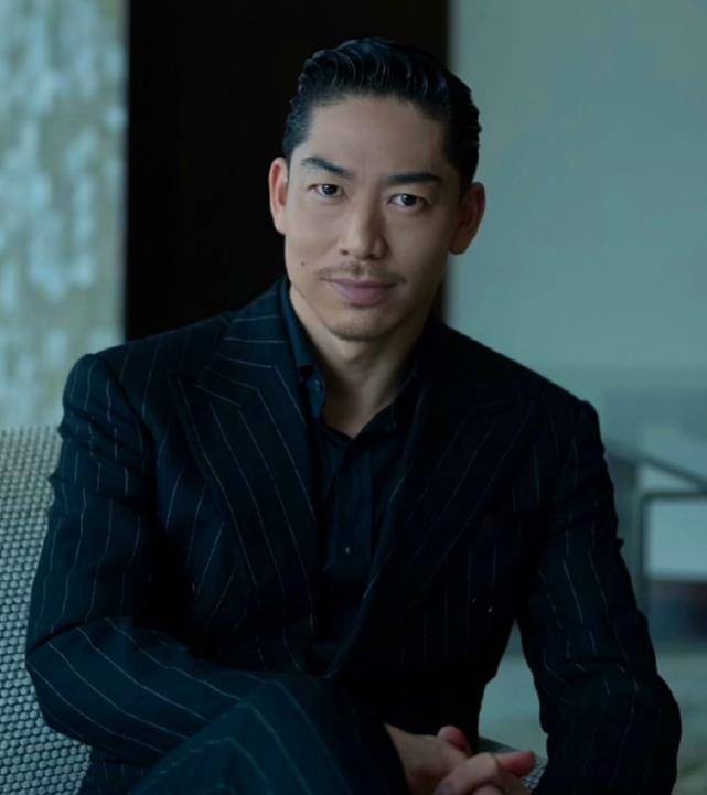 看他脱去上衣后,女粉都不矜持_黑泽_造型_身材