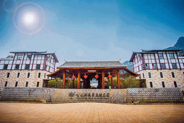 九龙洞温泉度假庄园位于铜仁市九龙洞风景名胜区任家湾入口服务区内