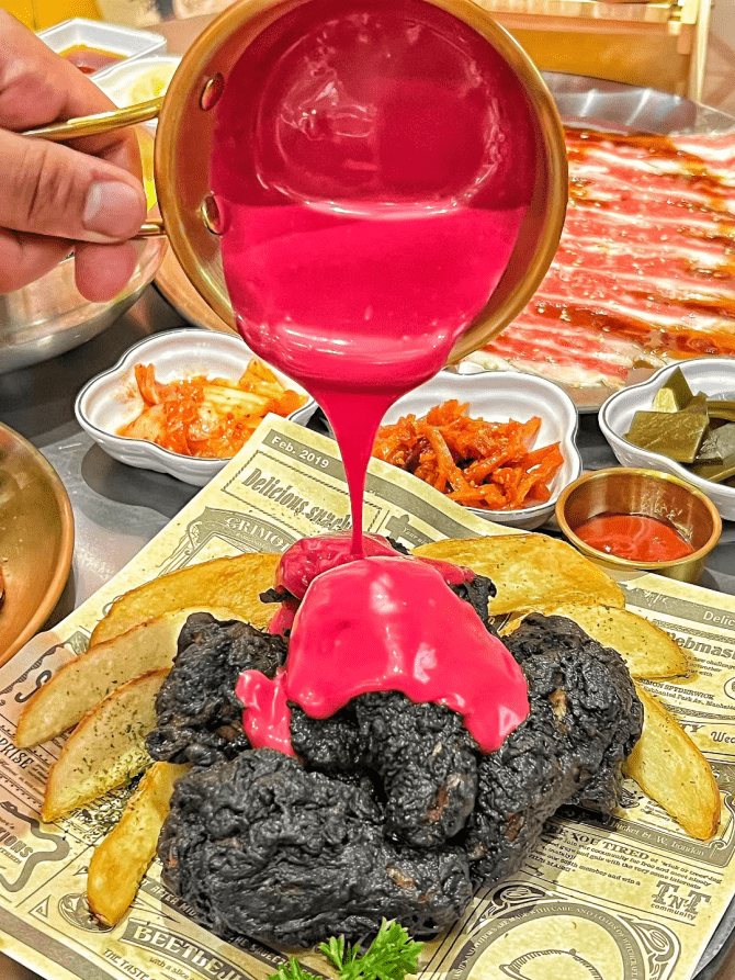 了blackpink粉黑炸鸡;肯德基近期推出了比腿还长的"长长长长炸鸡礼盒"