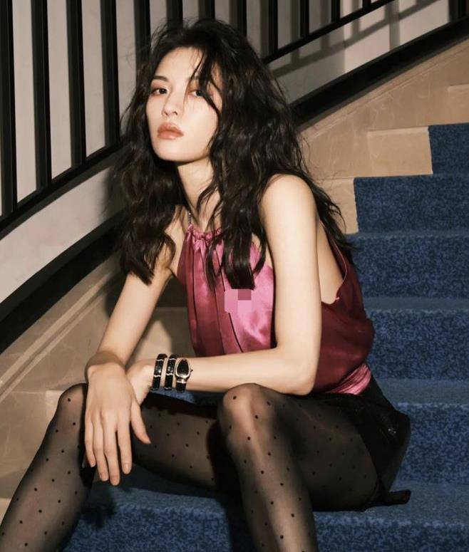 钟楚曦打破了穿着黑色圆点袜,紧身连衣裙魅力十足的少女形象!