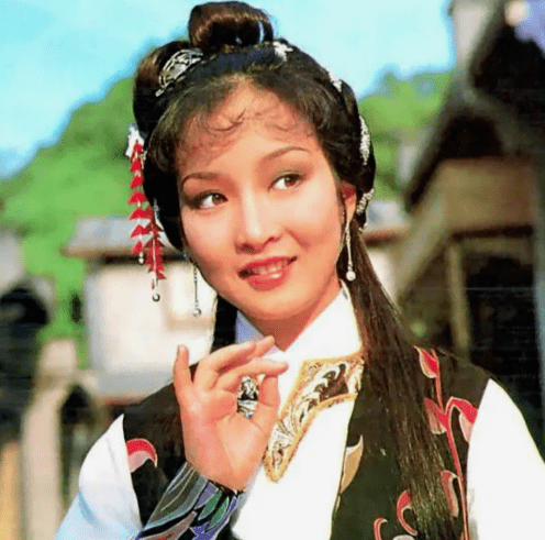 据悉,陈百祥妻子黄杏秀年轻时候是tvb当家花旦,长相甜美,气质动人的她