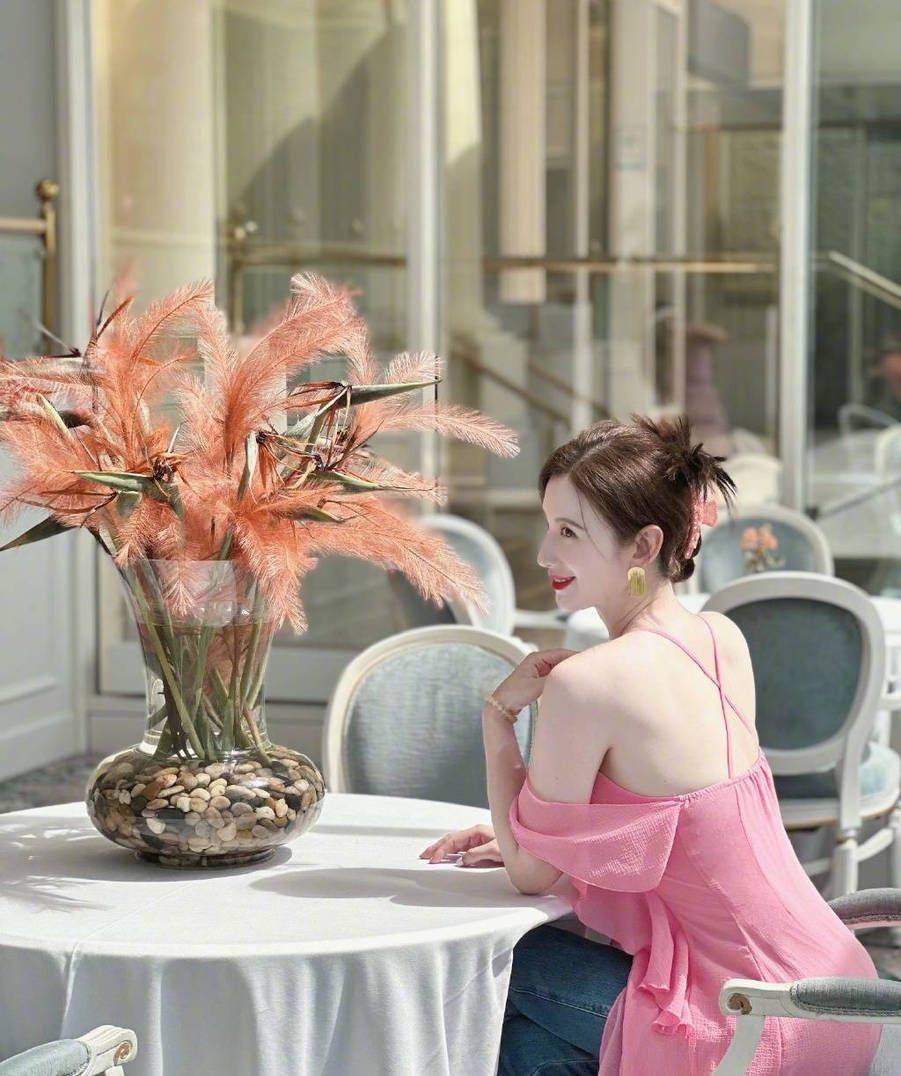 张萌大秀美胸 不料衣服竟被撑到扣子崩开_瞬间_粉色_写真照