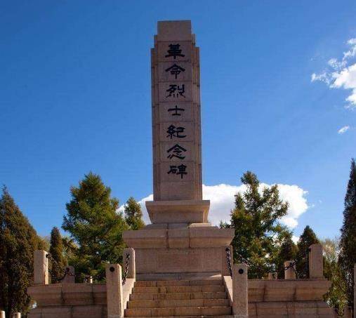 海林市的松林中,1970年为纪念杨子荣等烈士在此地修建杨子荣烈士陵园