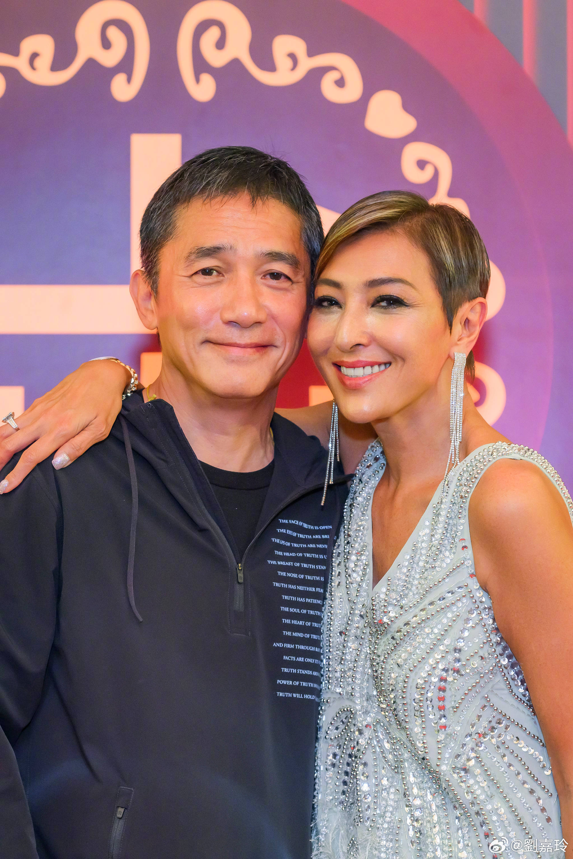 梁朝伟为好友上山诗钠庆生,三人合拍状态也太好了吧_气质_私生子_身材