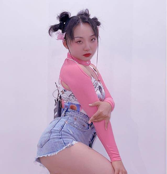 辣目洋子首次展现女性魅力,牛仔裤搭配粉色紧身裤魅力十足!