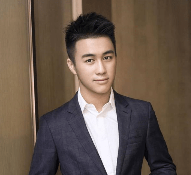 儿女头圆手短身形超似爸,何猷君未陪同_因为_网友_身材