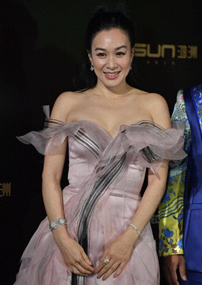 日常生活中,钟丽缇也喜欢挑战不同风格的服装.