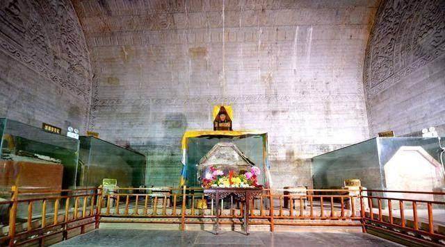 盗了乾隆的陵墓,墓里5具尸体成了乱骨,唯独她完整无损_盗墓_皇帝_东陵