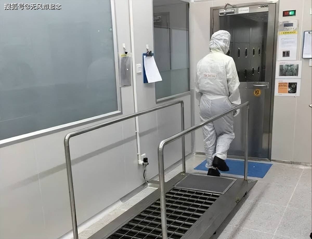 读《无尘车间》有感:在生活的边缘,谁在为真实而战?