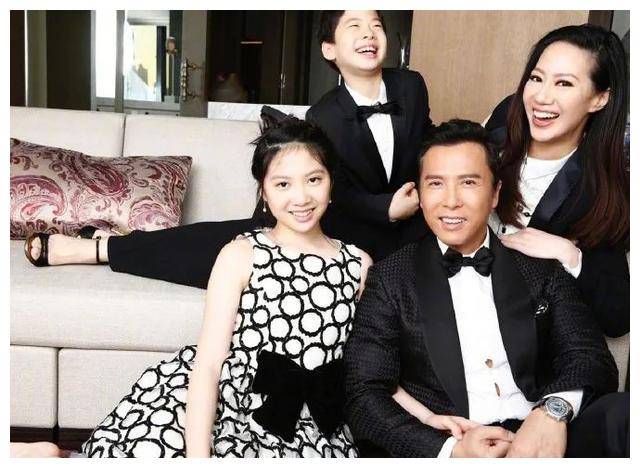 甄子丹罕晒长子合照,曾被传冷待长子,二婚女儿16岁就背万元包_甄文焯