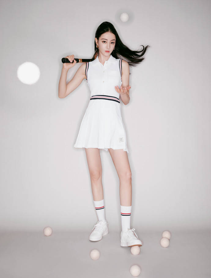 迪丽热巴秋日运动风穿搭!白色无袖百褶连衣裙,清新减龄有活力