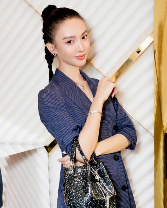 深夜和小鲜肉聚会喝醉,两人在车内亲热被拍_贾乃亮_视频_男子