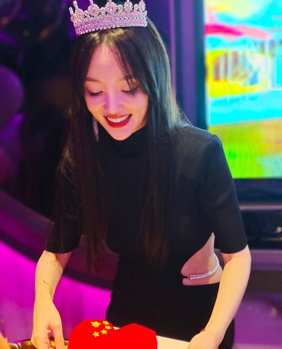 同时,李小璐和贾乃亮分手还有2年的时间,之后李小璐积极退出网络,开始