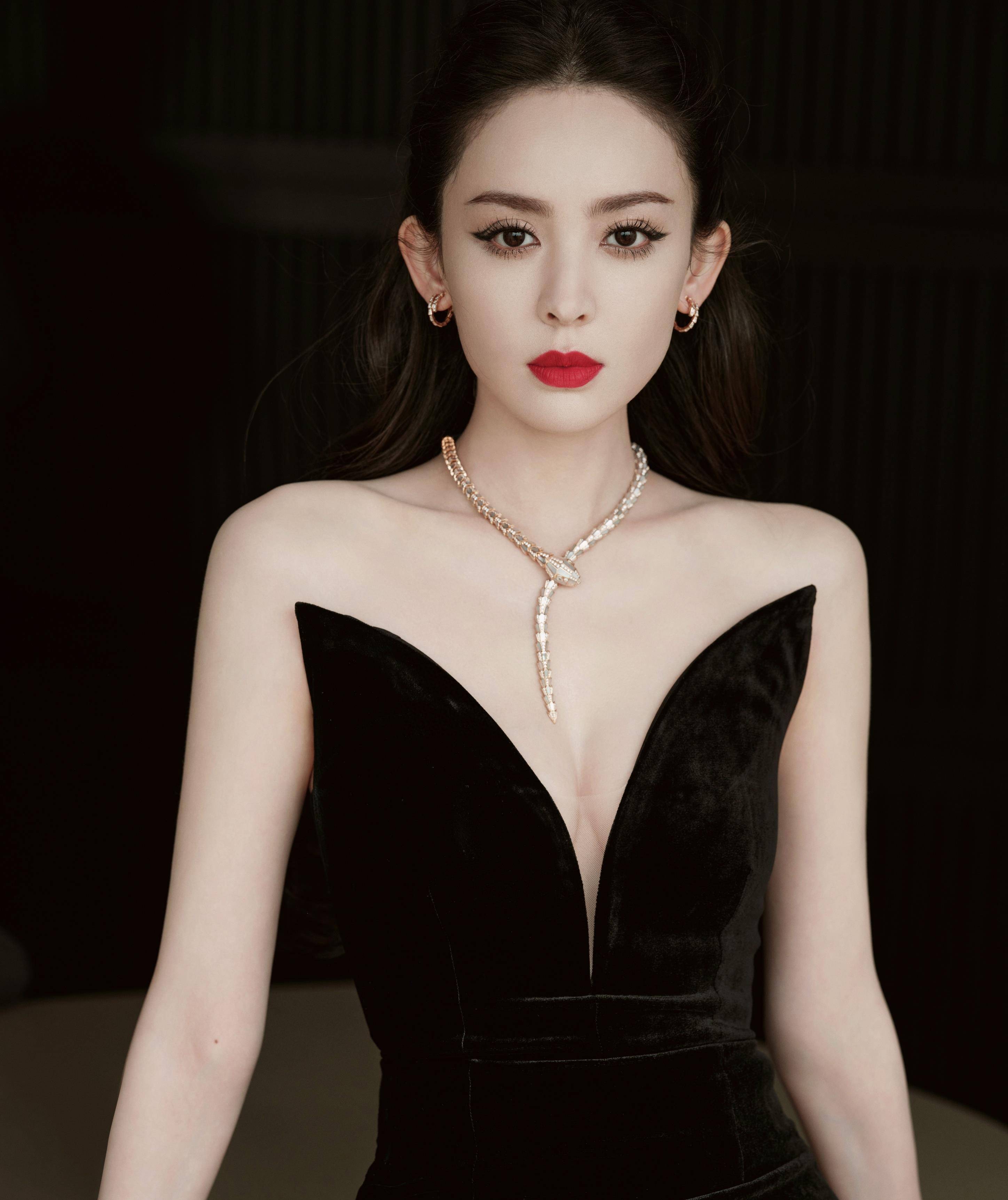 娜扎身穿黑色深v连衣裙,身材时尚时尚,看起来很辣,简直美_造型_魅力