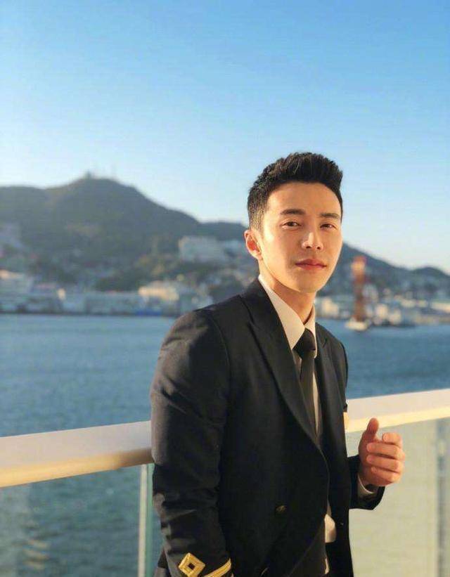 海兰察王冠逸形象反差太大,剧中蠢萌可爱,戏外六块肌吸睛_许凯_傅恒