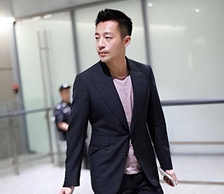 汪小菲深夜约会低胸辣妹,眼角淤青严重,女方身份疑曝光神似大s_网友