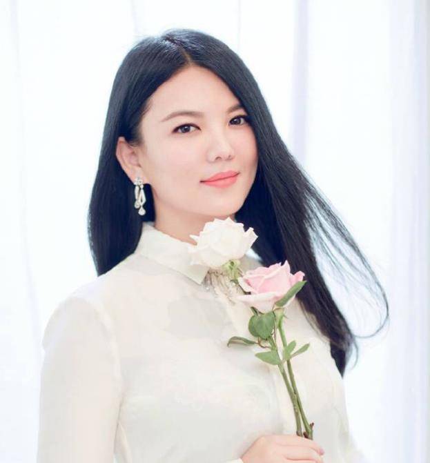 李湘出现夜店嗨翻天,晒奢华珠宝价值不菲,瘦出尖下巴酒窝好迷人_女子