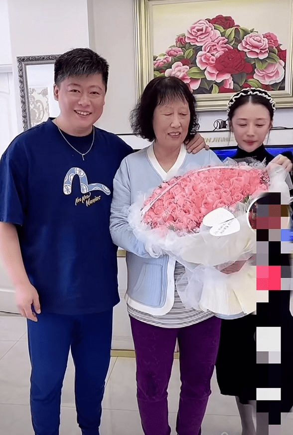 谢永强为母庆生,小12岁娇妻大v领瘦成纸片人,生日宴上很简洁_贺树峰