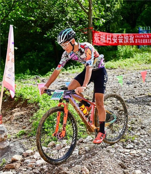 组冠军;来自湖北武汉的龚百墨,来自云南禄劝的罗丹志分获男子组亚军
