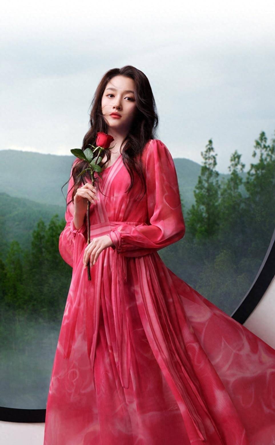 关晓彤的东方玫瑰色连衣裙气质十足,优雅迷人_时尚_红色_风格