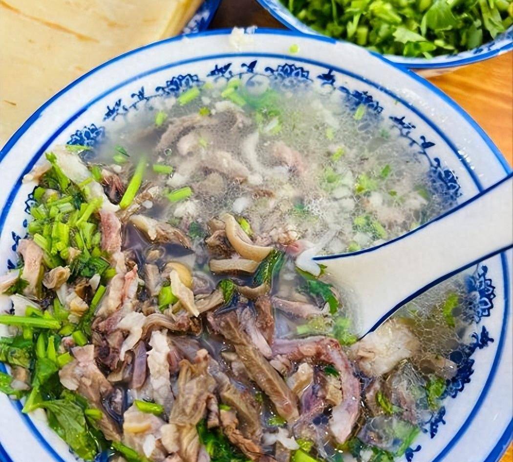 沈阳人驱车5h来喀左只为一碗汤,13元吃饱18元吃好,和煎饼是绝配_羊杂