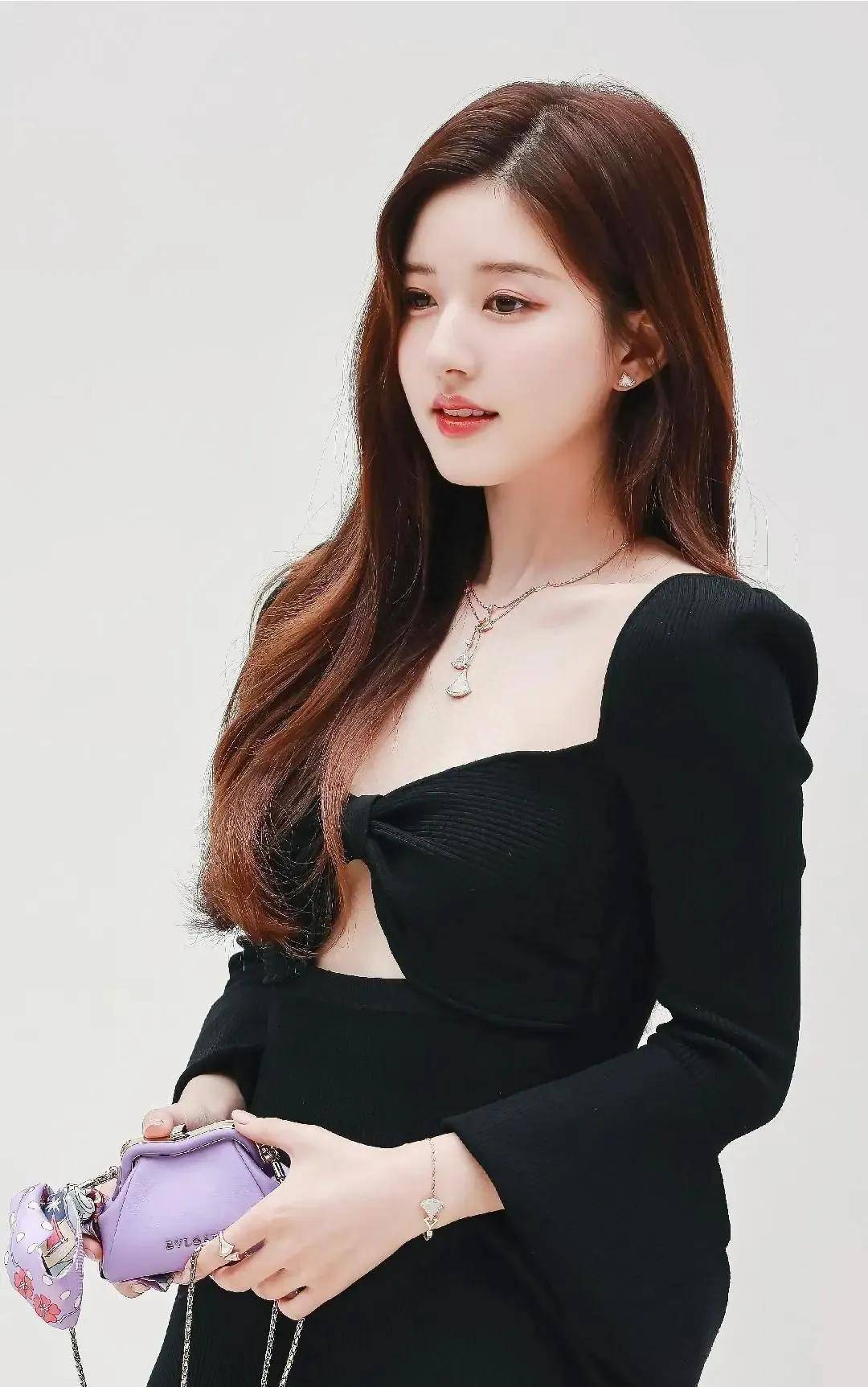 赵露思黑色抹身材礼服,时尚迷人,端庄优雅_连衣裙_显得_蝴蝶结