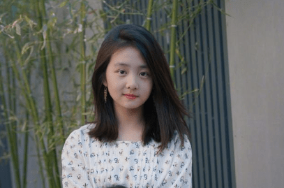 曝17岁黄多多留学近况,与同学举止亲密疑恋爱,穿低胸泳装像少妇_生活