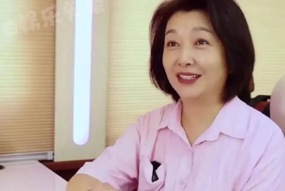 二婚后的江珊发福了,老公原来是熟悉的他,穿卫衣比高曙光帅多了_显得