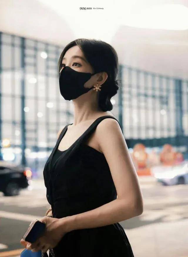 李一桐以"小黑裙拖鞋"穿搭风格走红,五官干净,大眼睛精致,眼神迷人!