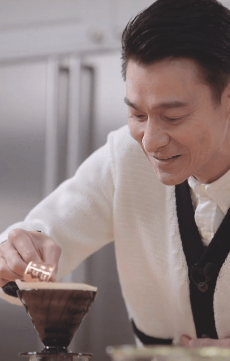 59岁刘德华自己做咖啡,遭助理催促来不及喝,满脸皱纹难挡帅气_工作