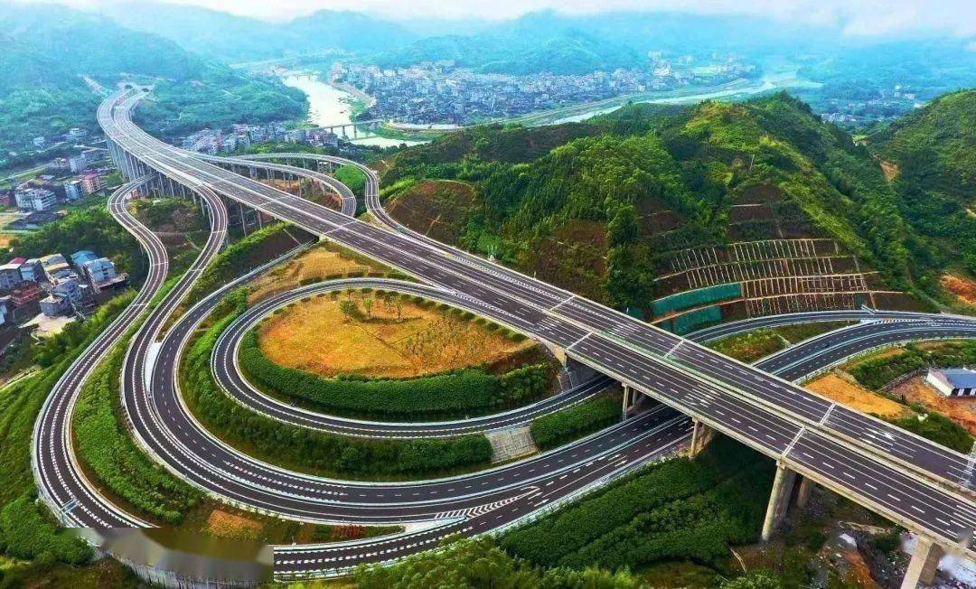 从安溪到厦门都需要翻越一座崇山峻岭,建国后才有了第一条盘山公路