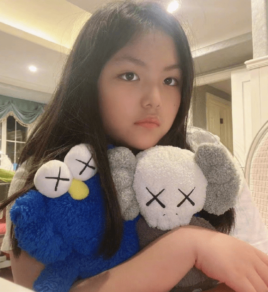 11岁王诗龄晒近照,挑染发型又甜又酷,五官长开越来越像妈妈_李湘_长相