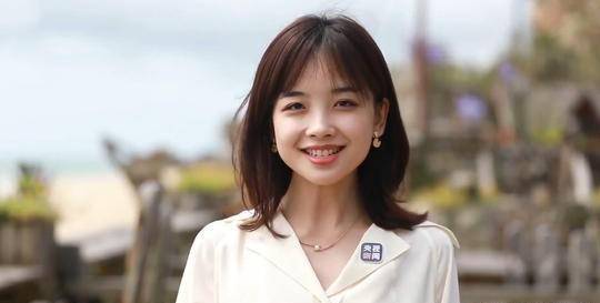 王冰冰戴着眼镜宛如清纯学姐,知性优雅中不失可爱 网