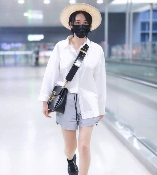 张馨予穿户外装霸气十足,还能徒手抓蛇好厉害啊_户外装备_气质_自然